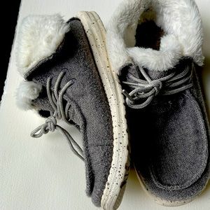 Hey Dude sz 7 womens fleece lined shoes